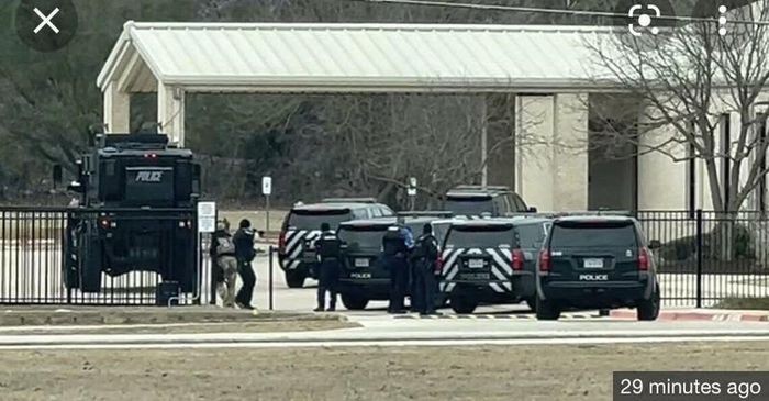 FBI và đặc nhiệm SWAT tham gia giải cứu con tin tại nhà thờ ở Texas FBI và đặc nhiệm SWAT tham gia giải cứu con tin tại nhà thờ ở Texas