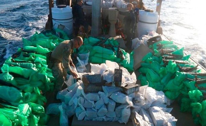 Hải quân Hoa Kỳ chặn giữ một tàu chở 40 tấn nguyên liệu chế tạo thuốc nổ Hải quân Hoa Kỳ chặn giữ một tàu chở 40 tấn nguyên liệu chế tạo thuốc nổ