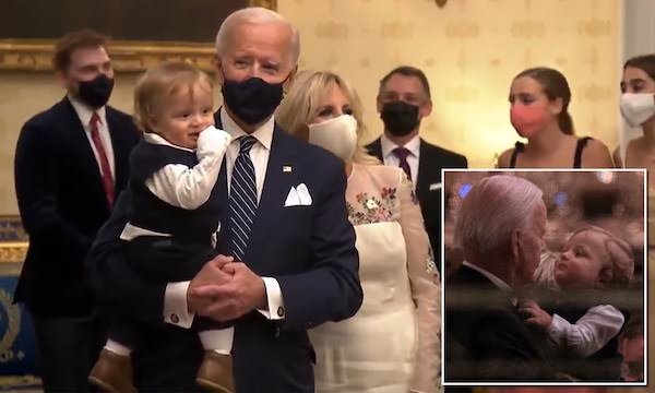 Ông Biden mang món đồ nội thất đặc biệt từ tư gia đến Nhà Trắng để lắp đặt cho cháu trai Ông Biden mang món đồ nội thất đặc biệt từ tư gia đến Nhà Trắng để lắp đặt cho cháu trai