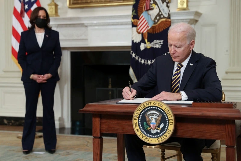 Tổng thống Biden đảo ngược lệnh ngưng cấp thẻ xanh của người tiền nhiệm Trump Tổng thống Biden đảo ngược lệnh ngưng cấp thẻ xanh của người tiền nhiệm Trump