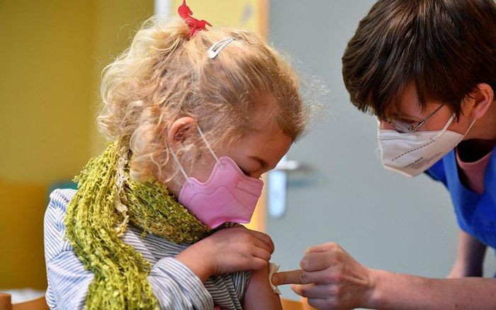 Nhiều quốc gia triển khai tiêm vaccine ngừa Covid-19 cho trẻ từ 5 đến 11 tuổi Nhiều quốc gia triển khai tiêm vaccine ngừa Covid-19 cho trẻ từ 5 đến 11 tuổi