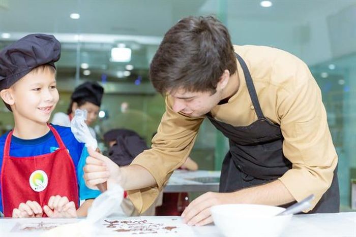 Chàng trai Tây Ban Nha dùng kẹo chocolate để quảng bá văn hóa Việt Chàng trai Tây Ban Nha dùng kẹo chocolate để quảng bá văn hóa Việt