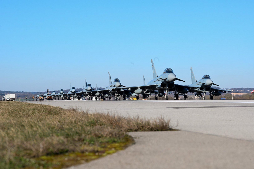 Không quân Đức trình diễn màn “voi đi bộ” với 18 chiến đấu cơ Eurofighter Không quân Đức trình diễn màn “voi đi bộ” với 18 chiến đấu cơ Eurofighter