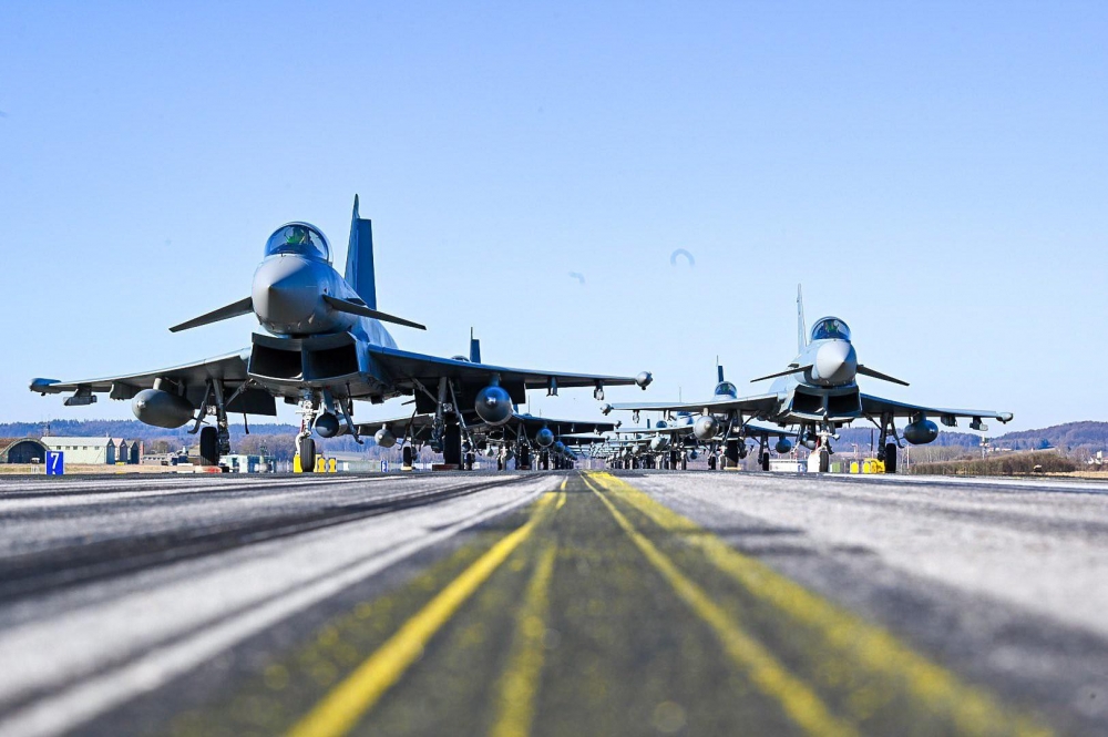 Không quân Đức trình diễn màn “voi đi bộ” với 18 chiến đấu cơ Eurofighter Không quân Đức trình diễn màn “voi đi bộ” với 18 chiến đấu cơ Eurofighter