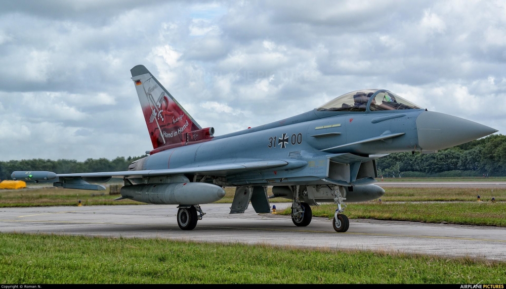 Không quân Đức trình diễn màn “voi đi bộ” với 18 chiến đấu cơ Eurofighter Không quân Đức trình diễn màn “voi đi bộ” với 18 chiến đấu cơ Eurofighter