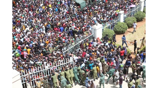 45 người thiệt mạng sau vụ giẫm đạp kinh hoàng tại lễ viếng cố Tổng thống Tanzania 45 người thiệt mạng sau vụ giẫm đạp kinh hoàng tại lễ viếng cố Tổng thống Tanzania