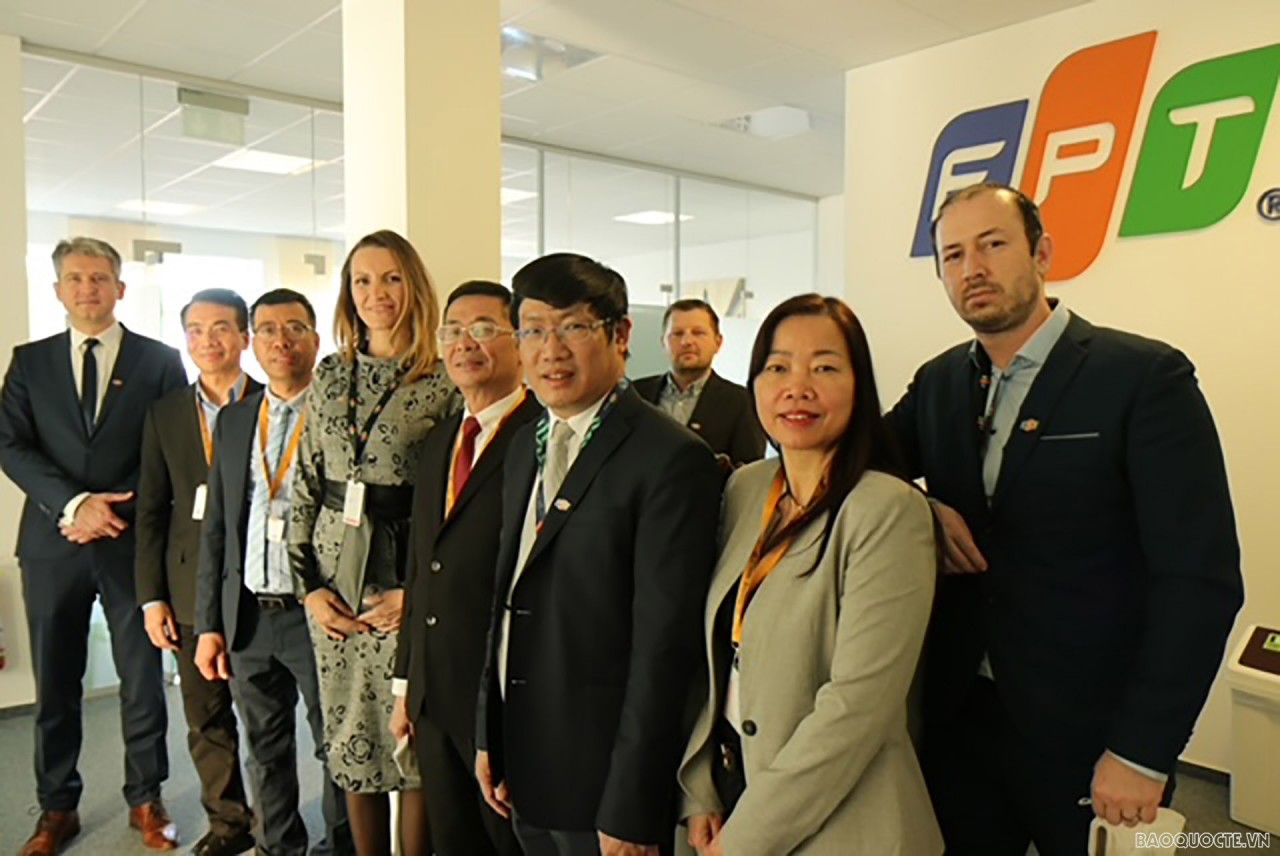 Đoàn công tác của Đại sứ quán Việt Nam làm việc với FPT Slovakia Đoàn công tác của Đại sứ quán Việt Nam làm việc với FPT Slovakia