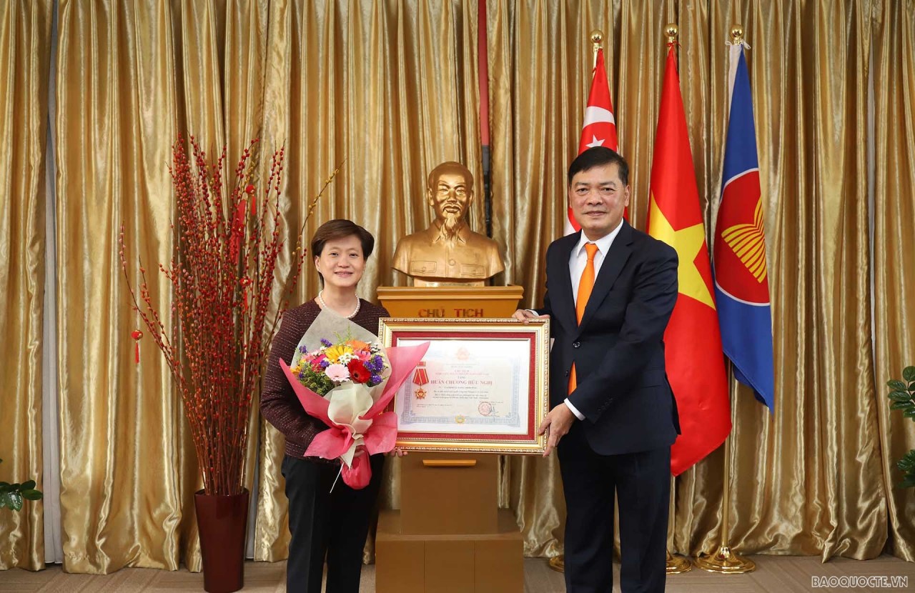 Trao Huân chương Hữu nghị và Kỷ niệm chương Vì hòa bình cho cựu Đại sứ Singapore tại Việt Nam Trao Huân chương Hữu nghị và Kỷ niệm chương Vì hòa bình cho cựu Đại sứ Singapore tại Việt Nam
