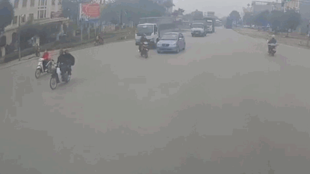 Camera giao thông: Sang đường thiếu quan sát, đôi nam nữ suýt mất mạng