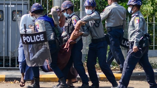Thêm loạt thành viên đảng của bà Suu Kyi bị bắt giữ Thêm loạt thành viên đảng của bà Suu Kyi bị bắt giữ