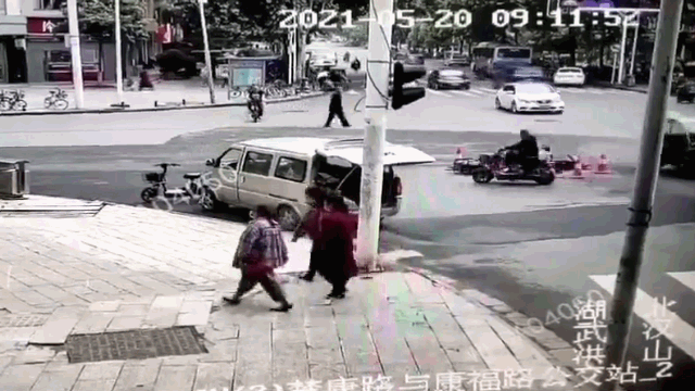Video: Hố ga đột nhiên phát nổ kinh hoàng, hất văng nhiều người