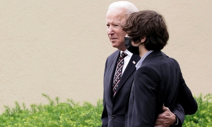 Ông Biden tưởng niệm 6 năm ngày mất của con trai, gửi lời động viên các gia đình quân nhân Ông Biden tưởng niệm 6 năm ngày mất của con trai, gửi lời động viên các gia đình quân nhân