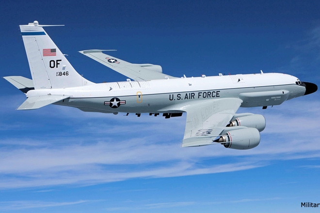 RC-135 của Mỹ bị Su-35 xua đuổi gần vùng Nga tập trận RC-135 của Mỹ bị Su-35 xua đuổi gần vùng Nga tập trận