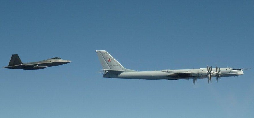 Không quân Nga đang 'hành' phi đội F-22 của Mỹ ở Alaska? Không quân Nga đang 'hành' phi đội F-22 của Mỹ ở Alaska?