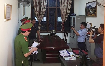 Khám xét khẩn cấp nơi làm việc của trưởng phòng Chính sách 