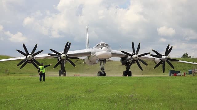 Máy bay ném bom Tu-160 và Tu-95MS của Nga thị uy tại Bắc Cực Máy bay ném bom Tu-160 và Tu-95MS của Nga thị uy tại Bắc Cực