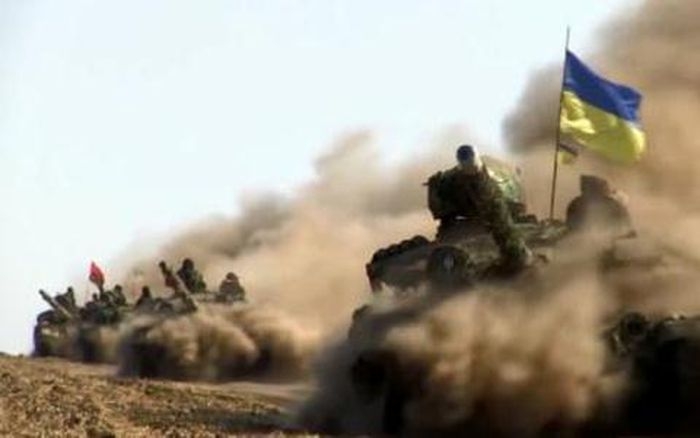 Xe tăng chủ lực T-64 Ukraine nã nhầm đạn vào khu dân cư Xe tăng chủ lực T-64 Ukraine nã nhầm đạn vào khu dân cư