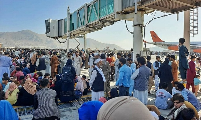Cảnh hỗn loạn tại cầu không vận ở sân bay Kabul buộc quân đội Mỹ phải nổ súng Cảnh hỗn loạn tại cầu không vận ở sân bay Kabul buộc quân đội Mỹ phải nổ súng