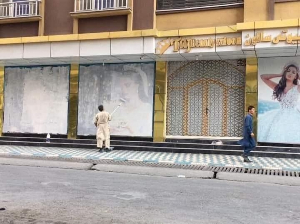 Pano quảng cáo có hình phụ nữ bị xóa khi Taliban tiến vào Kabul Pano quảng cáo có hình phụ nữ bị xóa khi Taliban tiến vào Kabul