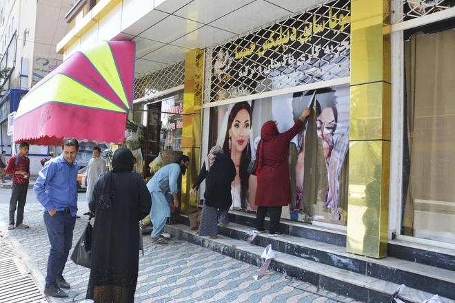 Pano quảng cáo có hình phụ nữ bị xóa khi Taliban tiến vào Kabul Pano quảng cáo có hình phụ nữ bị xóa khi Taliban tiến vào Kabul