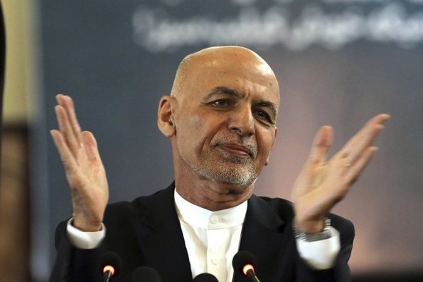Tổng thống Afghanistan phải bỏ bớt tiền ở sân bay vì trực thăng chở không hết Tổng thống Afghanistan phải bỏ bớt tiền ở sân bay vì trực thăng chở không hết