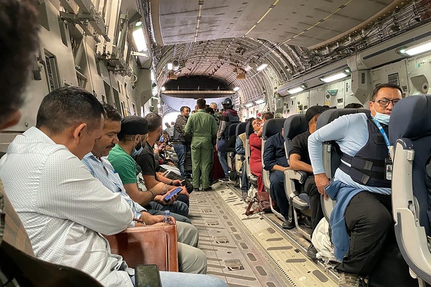 Taliban hộ tống nhân viên ngoại giao và công dân Ấn Độ về nước Taliban hộ tống nhân viên ngoại giao và công dân Ấn Độ về nước