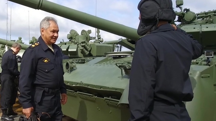 Bộ trưởng Quốc phòng Nga đích thân cầm lái xe tăng T-80BVM Bộ trưởng Quốc phòng Nga đích thân cầm lái xe tăng T-80BVM
