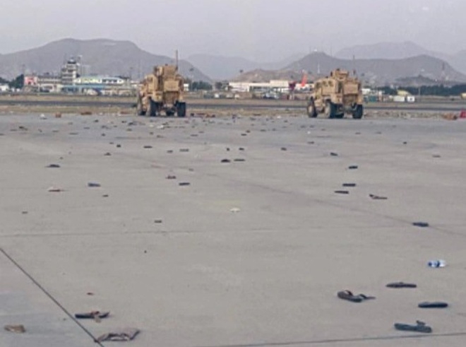 Bức ảnh sân bay Kabul vương vãi dép sau khi người dân bám vào máy bay sơ tán gây ám ảnh Bức ảnh sân bay Kabul vương vãi dép sau khi người dân bám vào máy bay sơ tán gây ám ảnh
