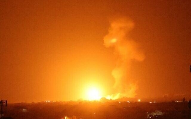 Israel mở trận không kích trong đêm, cầu lửa đỏ trời Dải Gaza Israel mở trận không kích trong đêm, cầu lửa đỏ trời Dải Gaza