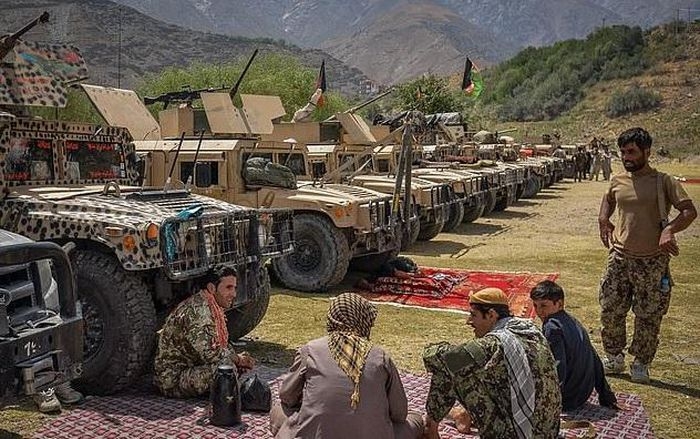 Quân kháng chiến ở thung lũng Panjshir nhận đợt viện trợ quân sự đầu tiên Quân kháng chiến ở thung lũng Panjshir nhận đợt viện trợ quân sự đầu tiên