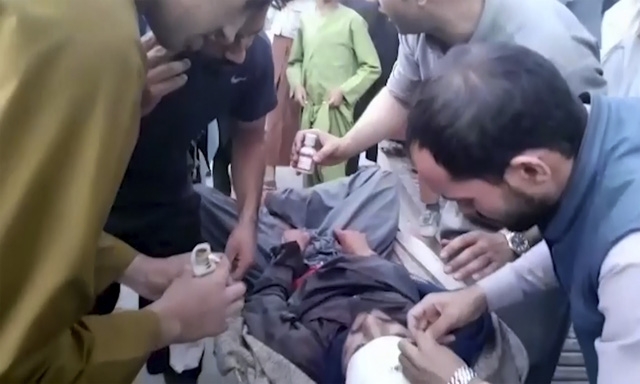 Ảnh: Kabul tang thương và hỗn loạn sau vụ đánh bom đẫm máu Ảnh: Kabul tang thương và hỗn loạn sau vụ đánh bom đẫm máu