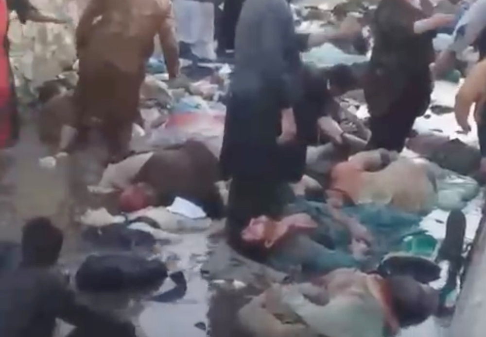 Ảnh: Kabul tang thương và hỗn loạn sau vụ đánh bom đẫm máu Ảnh: Kabul tang thương và hỗn loạn sau vụ đánh bom đẫm máu