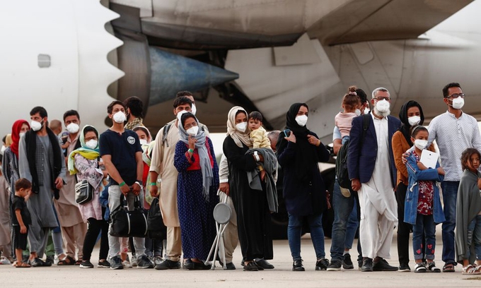 Hàng loạt quốc gia ngừng sơ tán công dân khỏi Afghanistan Hàng loạt quốc gia ngừng sơ tán công dân khỏi Afghanistan