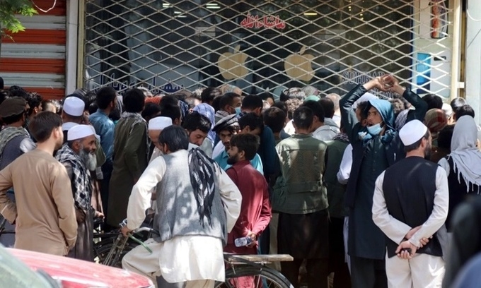 Không rút được tiền mặt, đám đông biểu tình trước ngân hàng ở Kabul Không rút được tiền mặt, đám đông biểu tình trước ngân hàng ở Kabul