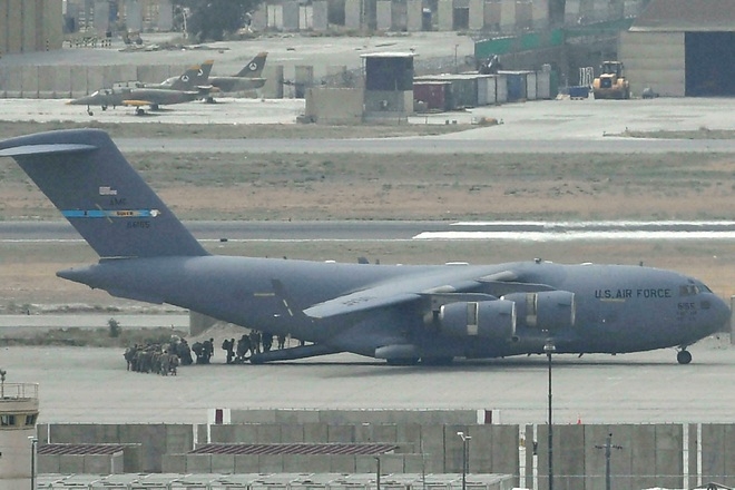 Hé lộ số phận kho vũ khí khủng của Hoa Kỳ ở sân bay Kabul Hé lộ số phận kho vũ khí khủng của Hoa Kỳ ở sân bay Kabul