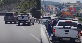 Camera giao thông: Xe bán tải và Prado 