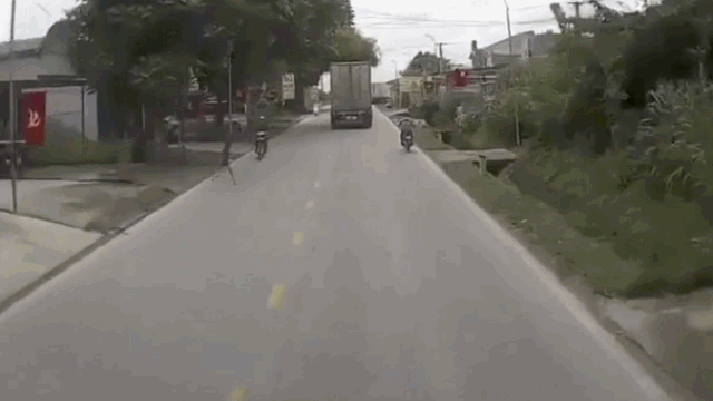 Camera giao thông: Băng qua đường không quan sát, bé gái suýt 