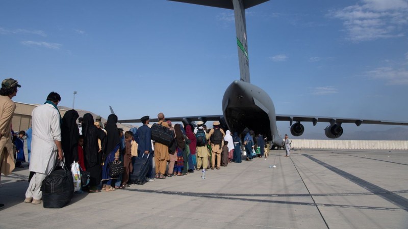 Taliban cho phép chuyến bay đầu tiên chở công dân sơ tán rời Kabul Taliban cho phép chuyến bay đầu tiên chở công dân sơ tán rời Kabul