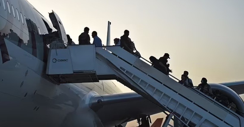 Một người Afghanistan được giải cứu từ Kabul bị bắt ở Anh, nghi là gián điệp của Taliban Một người Afghanistan được giải cứu từ Kabul bị bắt ở Anh, nghi là gián điệp của Taliban
