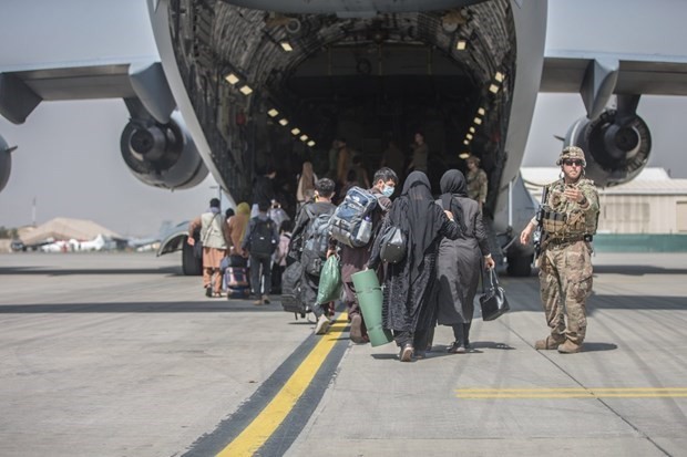 Một người Afghanistan được giải cứu từ Kabul bị bắt ở Anh, nghi là gián điệp của Taliban Một người Afghanistan được giải cứu từ Kabul bị bắt ở Anh, nghi là gián điệp của Taliban