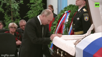 Tổng thống Putin gục đầu bên linh cữu người phụ tá thân cận Zinichev Tổng thống Putin gục đầu bên linh cữu người phụ tá thân cận Zinichev