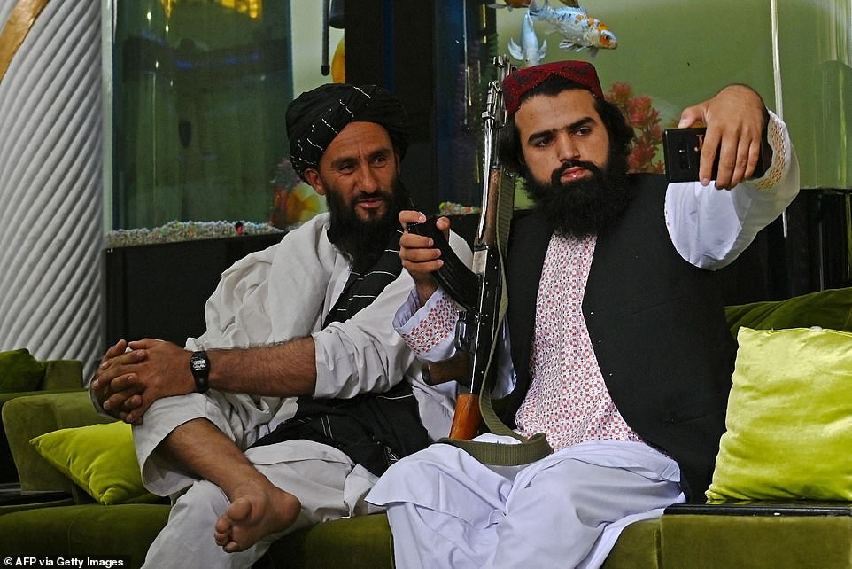 Dinh thự xa hoa của cựu phó tổng thống Afghanistan trở thành nơi ở của 150 tay súng Taliban Dinh thự xa hoa của cựu phó tổng thống Afghanistan trở thành nơi ở của 150 tay súng Taliban