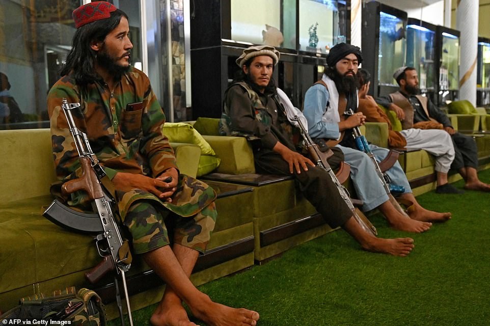 Dinh thự xa hoa của cựu phó tổng thống Afghanistan trở thành nơi ở của 150 tay súng Taliban Dinh thự xa hoa của cựu phó tổng thống Afghanistan trở thành nơi ở của 150 tay súng Taliban