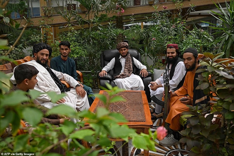 Dinh thự xa hoa của cựu phó tổng thống Afghanistan trở thành nơi ở của 150 tay súng Taliban Dinh thự xa hoa của cựu phó tổng thống Afghanistan trở thành nơi ở của 150 tay súng Taliban