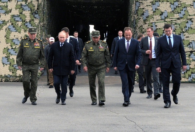 Tổng thống Putin cân nhắc tự cách ly sau khi hàng loạt nhân viên thân cận mắc COVID-19 Tổng thống Putin cân nhắc tự cách ly sau khi hàng loạt nhân viên thân cận mắc COVID-19