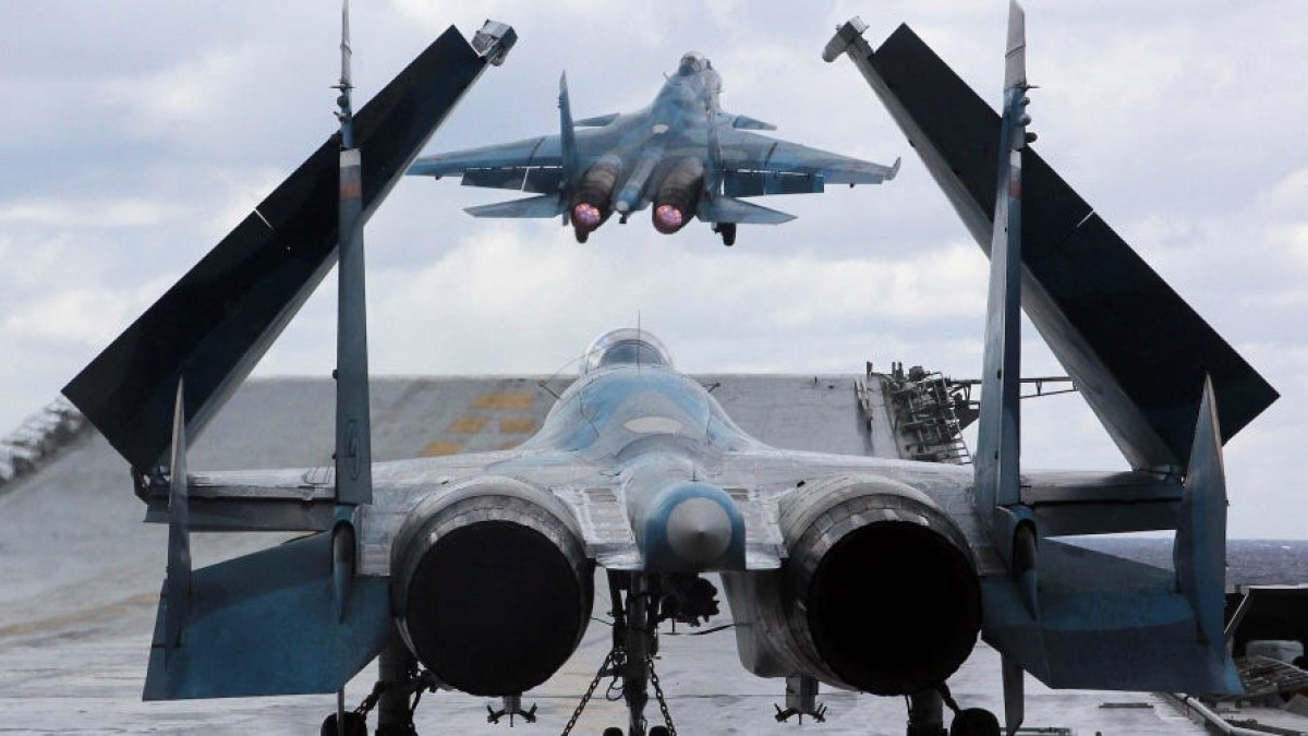 Từng là bảo bối, Su-33 dần bị lu mờ trên tàu sân bay Nga Từng là bảo bối, Su-33 dần bị lu mờ trên tàu sân bay Nga