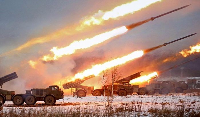 Syria dùng pháo phản lực phóng loạt BM-30 Smerch của Nga dội bão lửa vào phiến quân Syria dùng pháo phản lực phóng loạt BM-30 Smerch của Nga dội bão lửa vào phiến quân