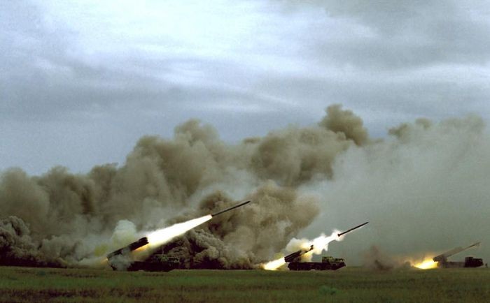 Syria dùng pháo phản lực phóng loạt BM-30 Smerch của Nga dội bão lửa vào phiến quân Syria dùng pháo phản lực phóng loạt BM-30 Smerch của Nga dội bão lửa vào phiến quân