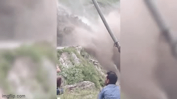 Video: Lở núi kinh hoàng như ngày tận thế, đám đông vẫn thản nhiên đứng xem Video: Lở núi kinh hoàng như ngày tận thế, đám đông vẫn thản nhiên đứng xem