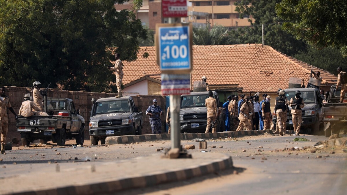 Chính quyền quân sự Sudan bắt giữ 40 sĩ quan âm mưu đảo chính Chính quyền quân sự Sudan bắt giữ 40 sĩ quan âm mưu đảo chính
